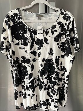 Style & Co. Black and White Floral Scoop Neck Short Sleeve Top